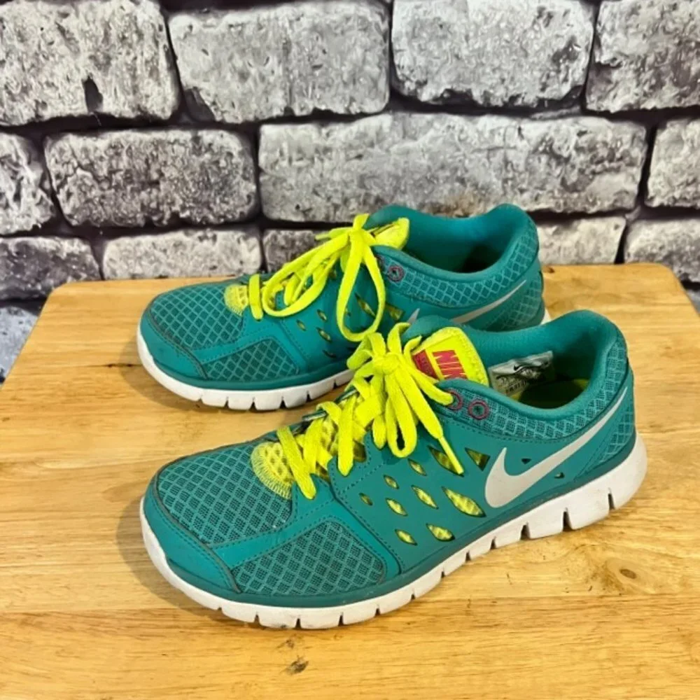 Nike Turquoise & Yellow Lace Up Low Top Sneakers Size 7 1/2